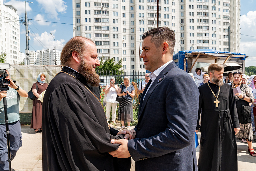 Освящение крестов для строящегося Никольского храма в микрорайоне Кузнечики города Подольска